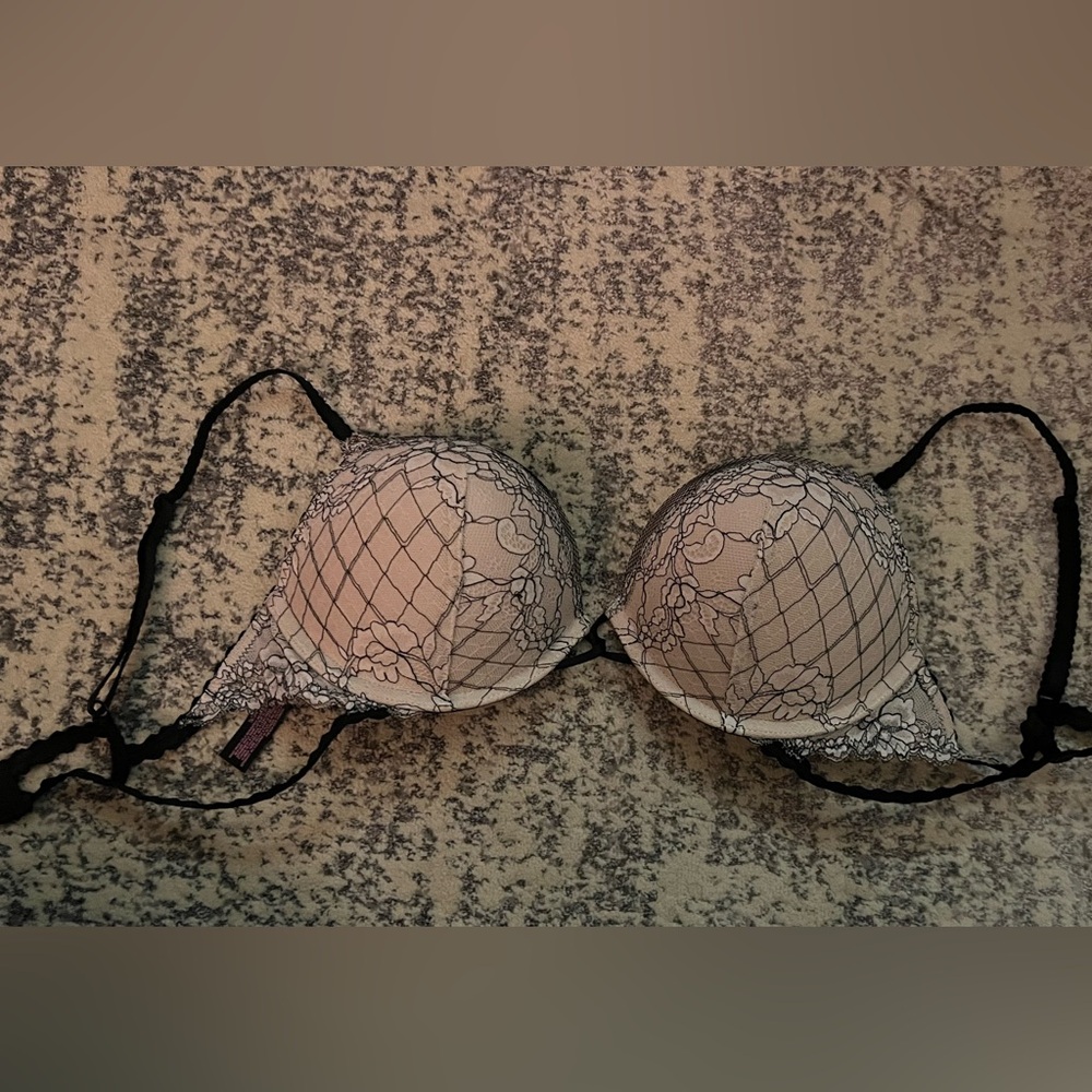 Victoria’s Secret Bombshell Plunge Lace Bra in Black and Cream Size 36B.